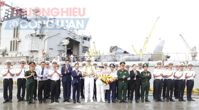 Các đại biểu chụp ảnh lưu niệm. Các đại biểu chụp ảnh lưu niệm.