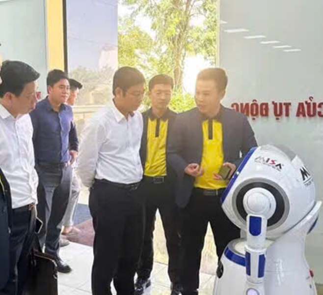 Hưng Yên đưa robot AI thông minh vào phục vụ hành chính công