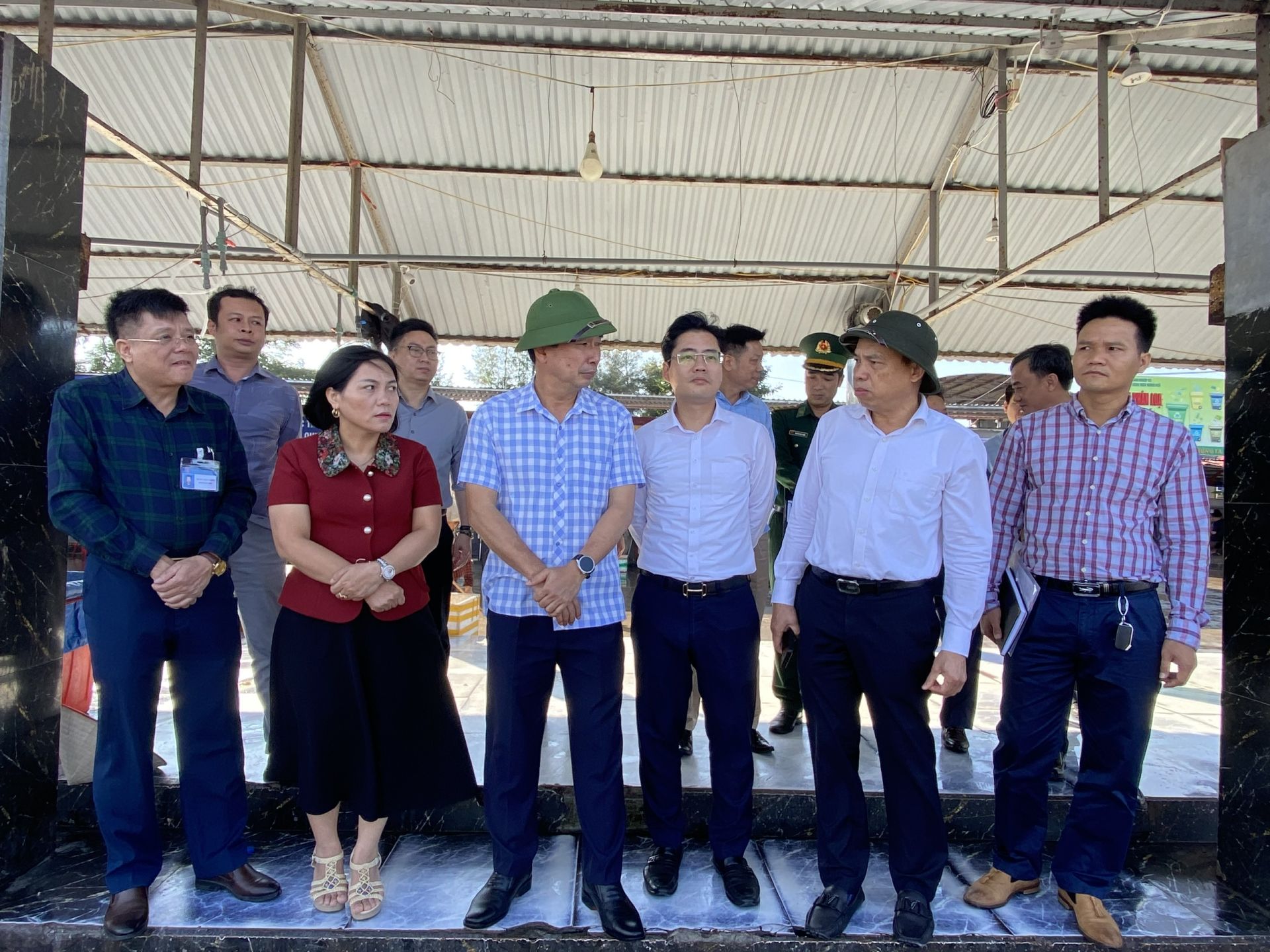 Đo&agrave;n c&ocirc;ng t&aacute;c l&agrave;m việc tại cảng c&aacute; Ngọc Hải.