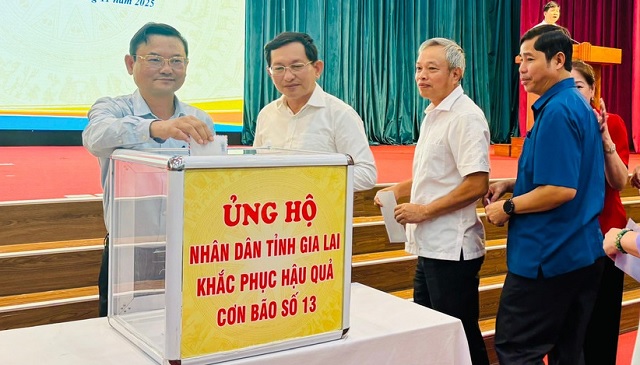 Các vị lãnh đạo tỉnh Gia Lai tham gia ủng hộ tại Chương trình. Ảnh: H.Thương Các vị lãnh đạo tỉnh Gia Lai tham gia ủng hộ tại Chương trình. Ảnh: H.Thương