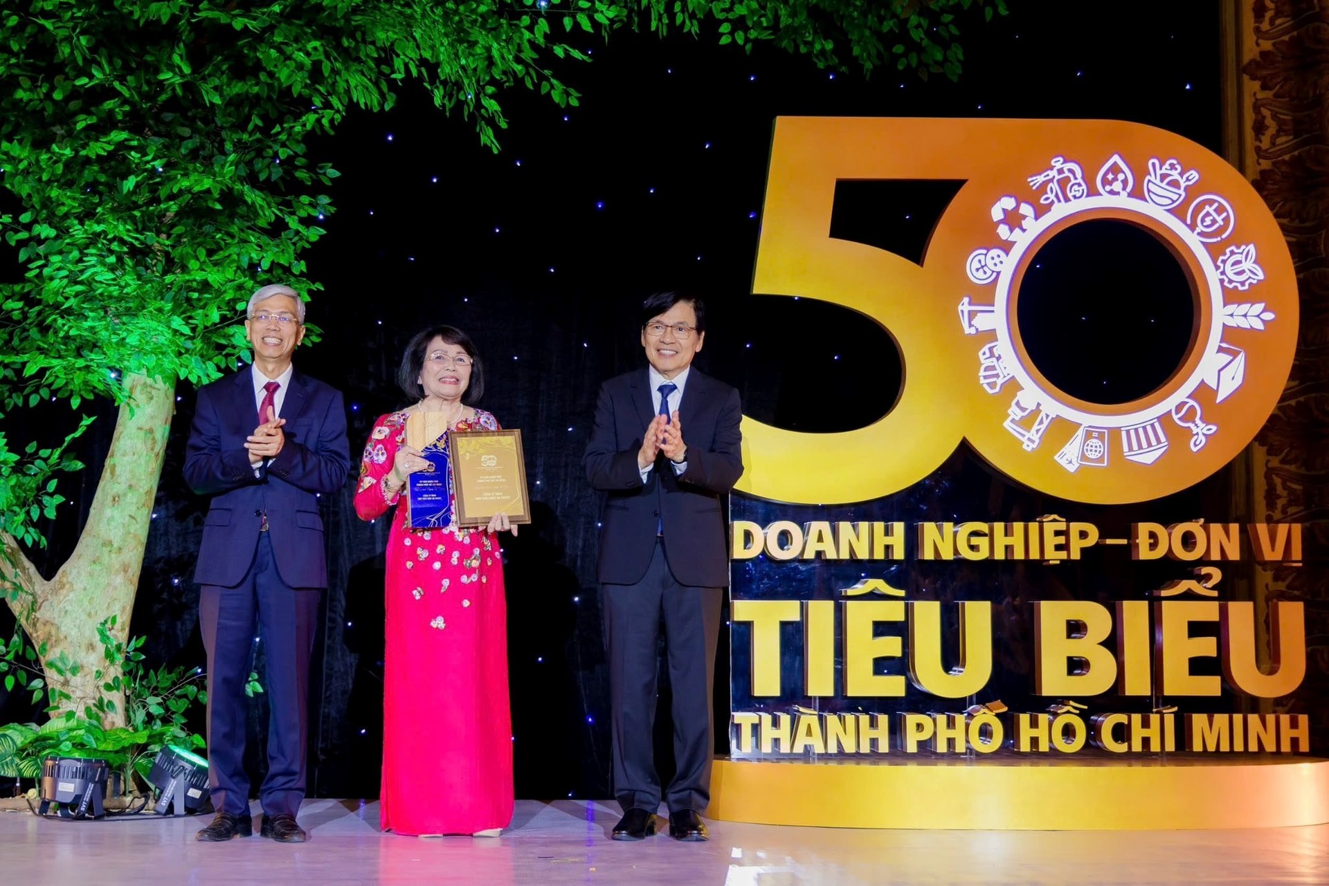 Đại diện C&ocirc;ng ty TNHH May Th&ecirc;u Gi&agrave;y An Phước nhận kỷ niệm chương 