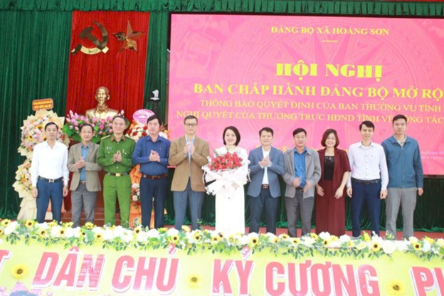 Tập thể lãnh đạo xã Hoằng Sơn tặng hoa chúc mùng bà Nguyễn Thị Thu Hà.