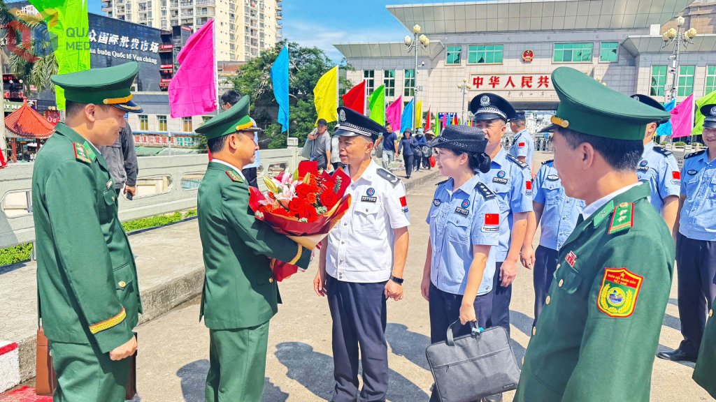 Chỉ huy các đồn biên phòng Quảng Ninh đón Đoàn đại biểu Chi đội quản lý biên giới Phòng Thành Cảng (Trung Quốc) sang thăm, hội đàm nhân dịp kỷ niệm 80 năm Ngày Quốc khánh Việt Nam.