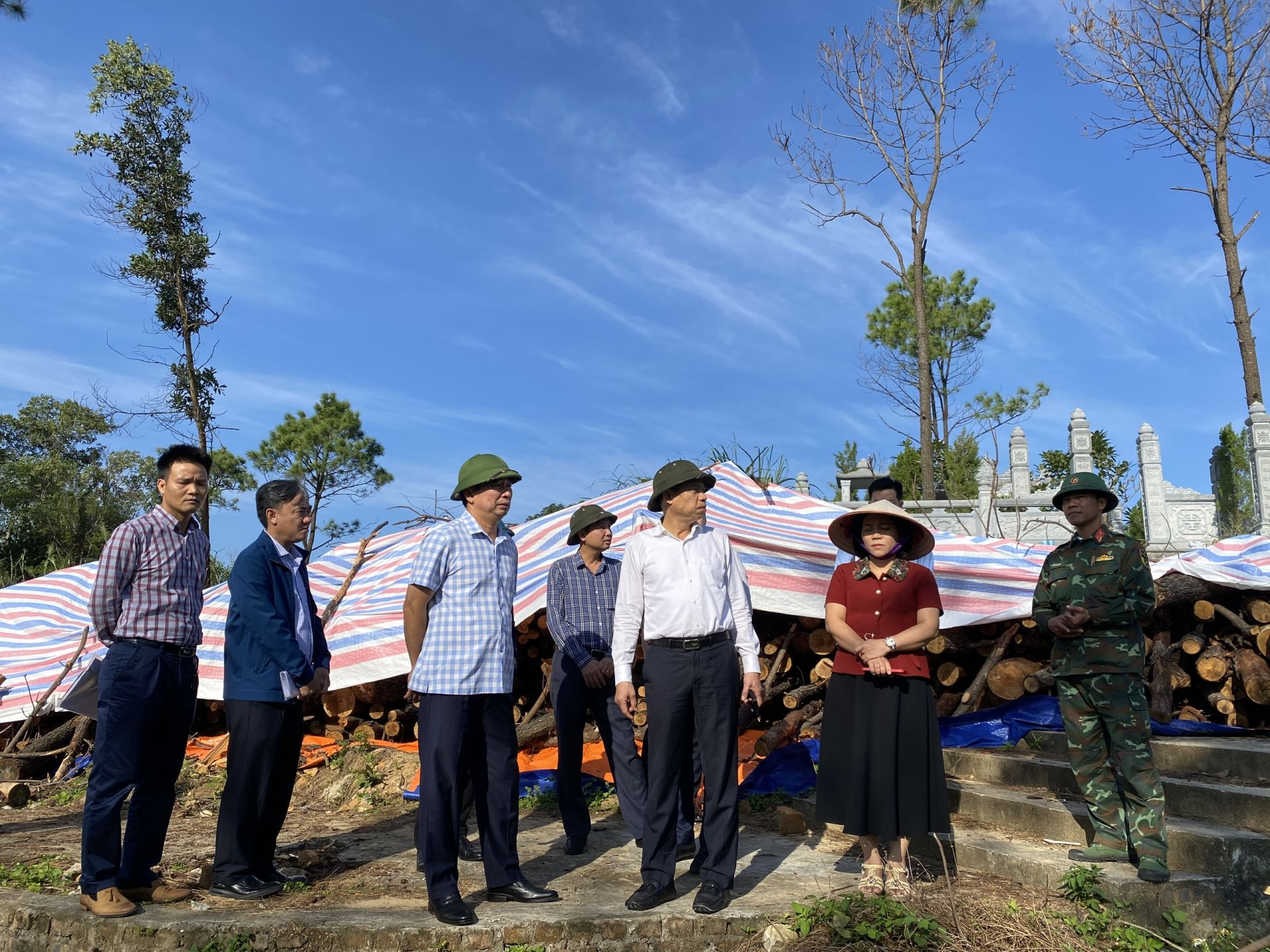 Đo&agrave;n c&ocirc;ng t&aacute;c kiểm tra c&ocirc;ng t&aacute;c dọn dẹp rừng tại khu vực điểm cao 46.