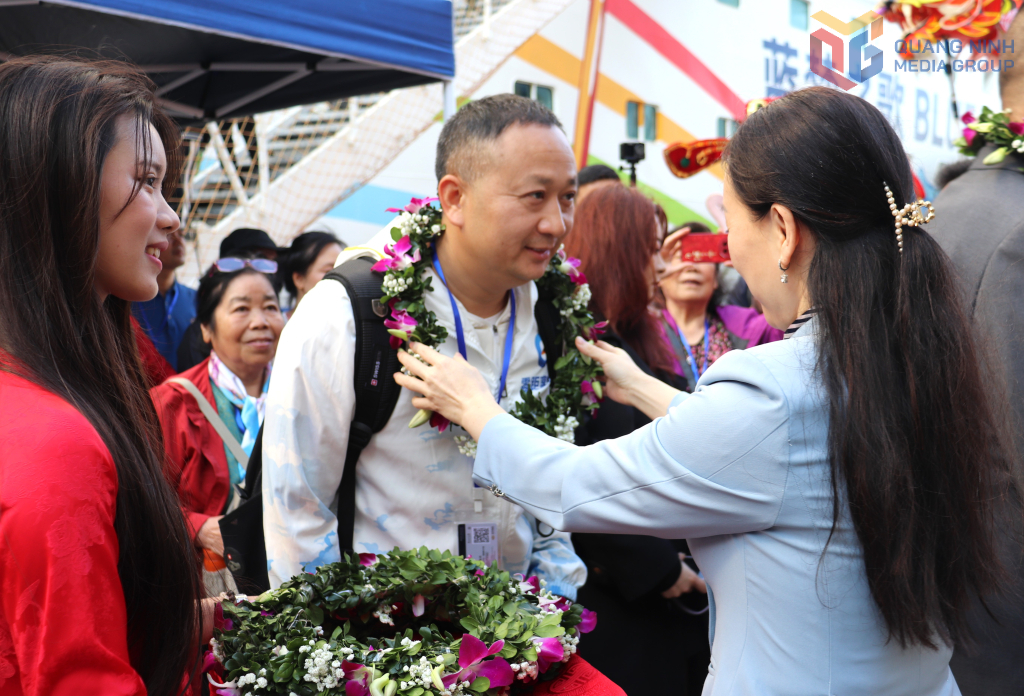 Lãnh đạo Sở Văn hóa, Thể thao và Du lịch cùng đại diện các đơn vị cảng tàu, lữ hành đã nồng nhiệt đón tiếp, tặng hoa chúc mừng du khách.