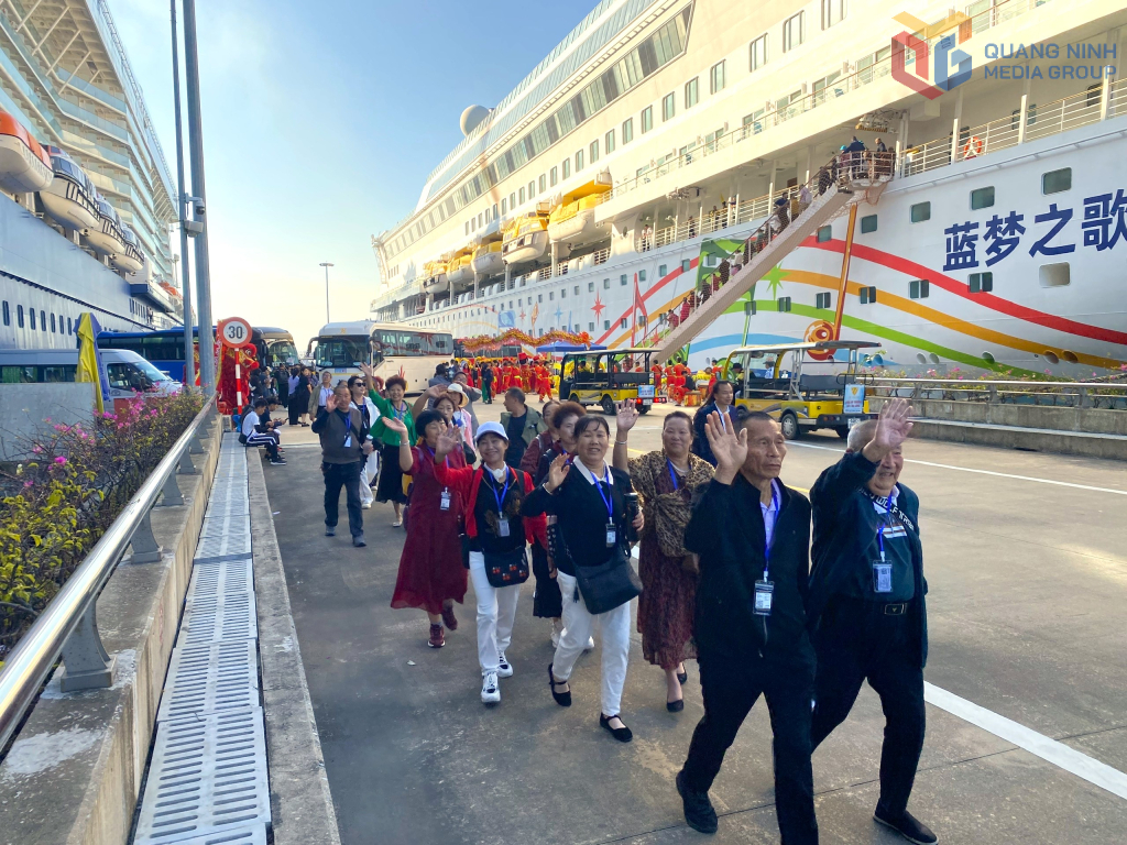 Du khách di chuyển để tham quan Vịnh Hạ Long.