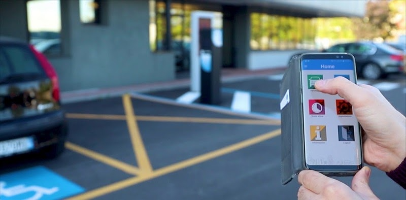 Người dân tra cứu vị trí bãi đỗ xe thông minh và số chỗ trống ngay trên điện thoại. Người dân tra cứu vị trí bãi đỗ xe thông minh và số chỗ trống ngay trên điện thoại.