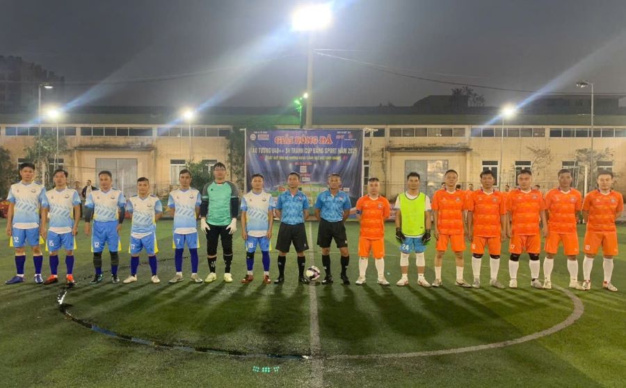 Hà Tĩnh: Giải bóng đá trên 40 tuổi trao 20 suất quà cho trẻ em nghèo tại lễ bế mạc