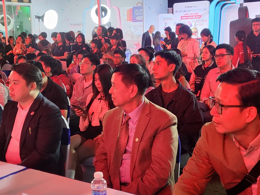 C&aacute;c đại biểu tham dự chương tr&igrave;nh