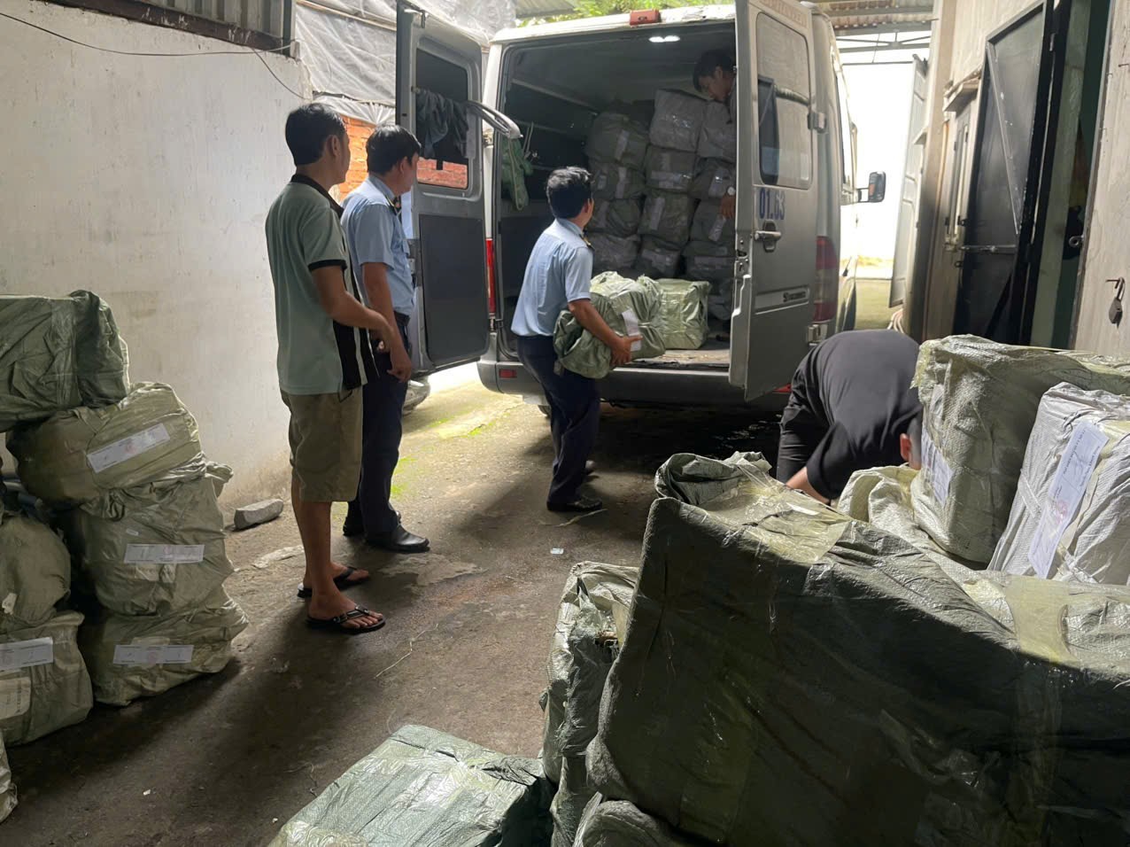 Lực lượng chức năng tạm giữ hàng hóa vi phạm