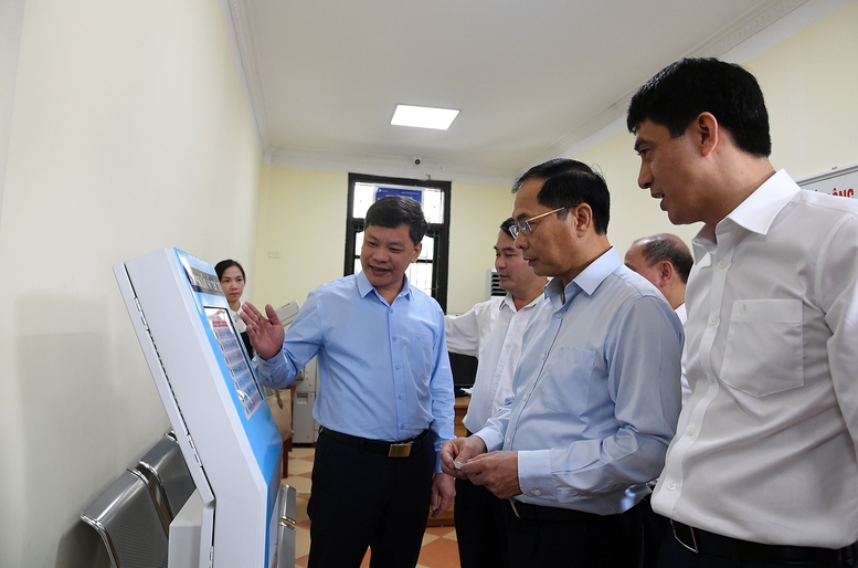 Qua khảo sát tại Trung tâm Hành chính công phường Việt Trì, Phó Thủ tướng nhận thấy việc vận hành mô hình chính quyền địa phương 2 cấp sau hơn 4 tháng hoạt động cơ bản bảo đảm ổn định, thông suốt - Ảnh: VGP/Hải Minh Qua khảo sát tại Trung tâm Hành chính công phường Việt Trì, Phó Thủ tướng nhận thấy việc vận hành mô hình chính quyền địa phương 2 cấp sau hơn 4 tháng hoạt động cơ bản bảo đảm ổn định, thông suốt - Ảnh: VGP/Hải Minh