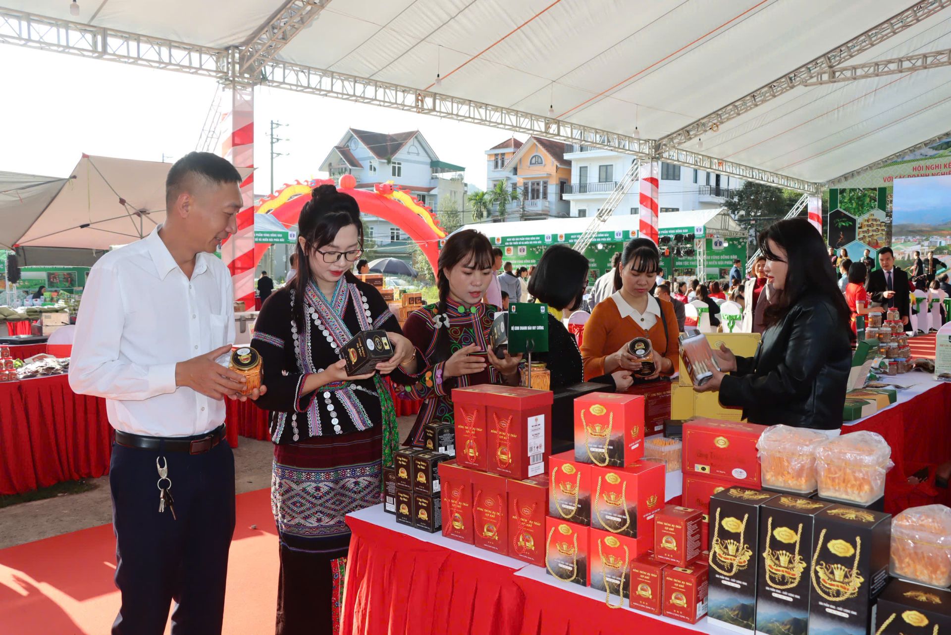 Các sản phẩm trưng bày, bán, kết nối tiêu thụ tại Ngày hội