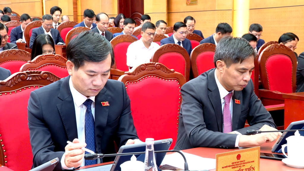 Các đại biểu HĐND tỉnh Quảng Ninh tập trung nghiên cứu tài liệu được trình tại kỳ họp. Các đại biểu HĐND tỉnh Quảng Ninh tập trung nghiên cứu tài liệu được trình tại kỳ họp.