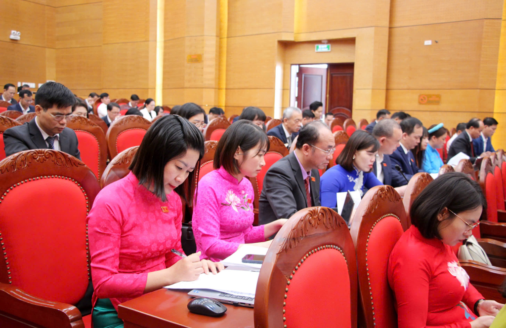 Các đại biểu nghiên cứu tài liệu trong Kỳ họp. Các đại biểu nghiên cứu tài liệu trong Kỳ họp.