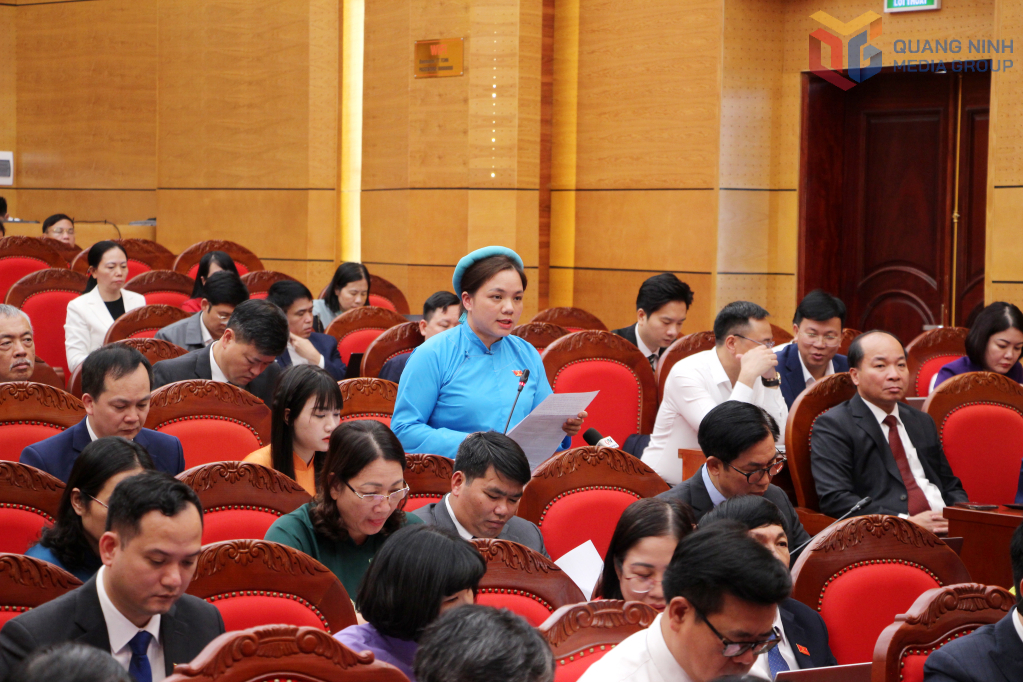 Đại biểu Sẻn Thị Hỷ, Phó Ban VHXH HĐND xã Hải Sơn, Tổ đại biểu số 2, phát biểu thảo luận tại kỳ họp. Đại biểu Sẻn Thị Hỷ, Phó Ban VHXH HĐND xã Hải Sơn, Tổ đại biểu số 2, phát biểu thảo luận tại kỳ họp.