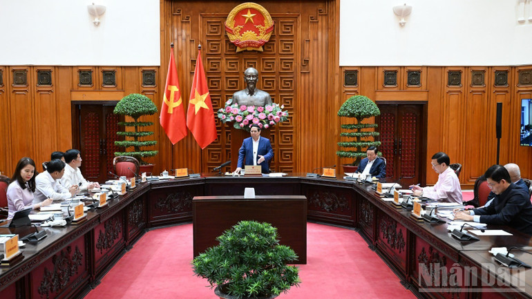 Thủ tướng Chính phủ Phạm Minh Chính chủ trì cuộc họp về đầu tư xây dựng các công trình hạ tầng quan trọng phục vụ Tuần lễ Cấp cao APEC 2027. (Ảnh: Trần Hải)