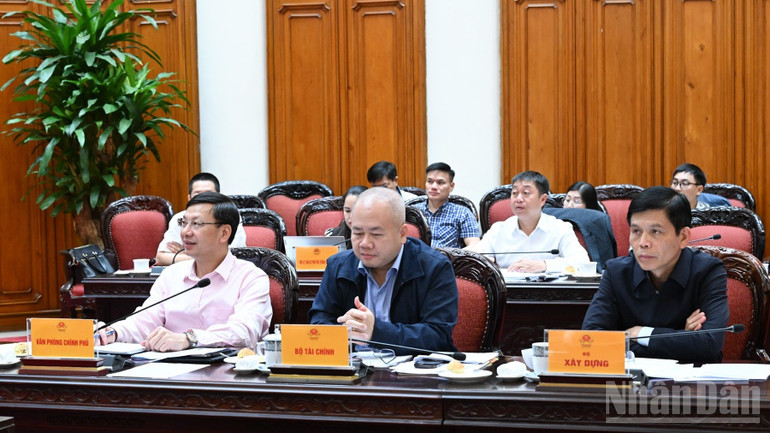 Lãnh đạo các bộ, ngành, cơ quan liên quan tham dự cuộc họp. (Ảnh: Trần Hải)