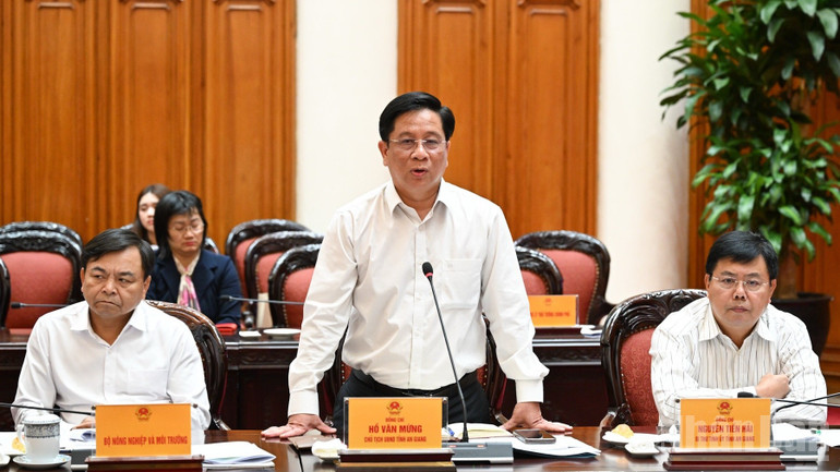 Lãnh đạo Ủy ban nhân dân tỉnh An Giang báo cáo tại cuộc họp. (Ảnh: Trần Hải)