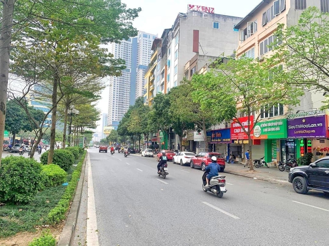 Không gian hè phố thông thoáng hơn sau khi dây cáp được bó gọn và từng bước ngầm hóa.