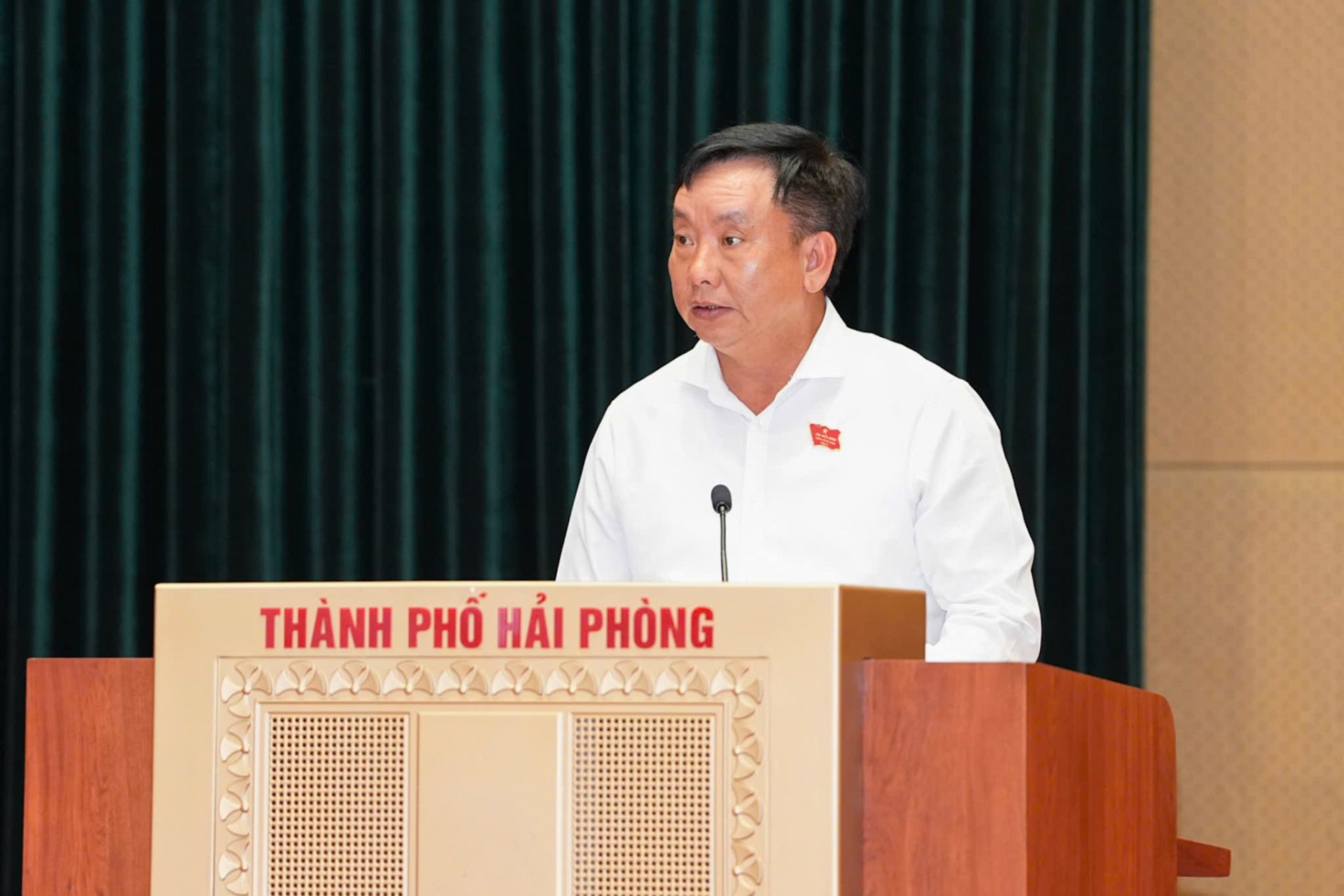 Phó Chủ tịch UBND thành phố Trần Văn Quân trình các Tờ trình tại Kỳ họp.