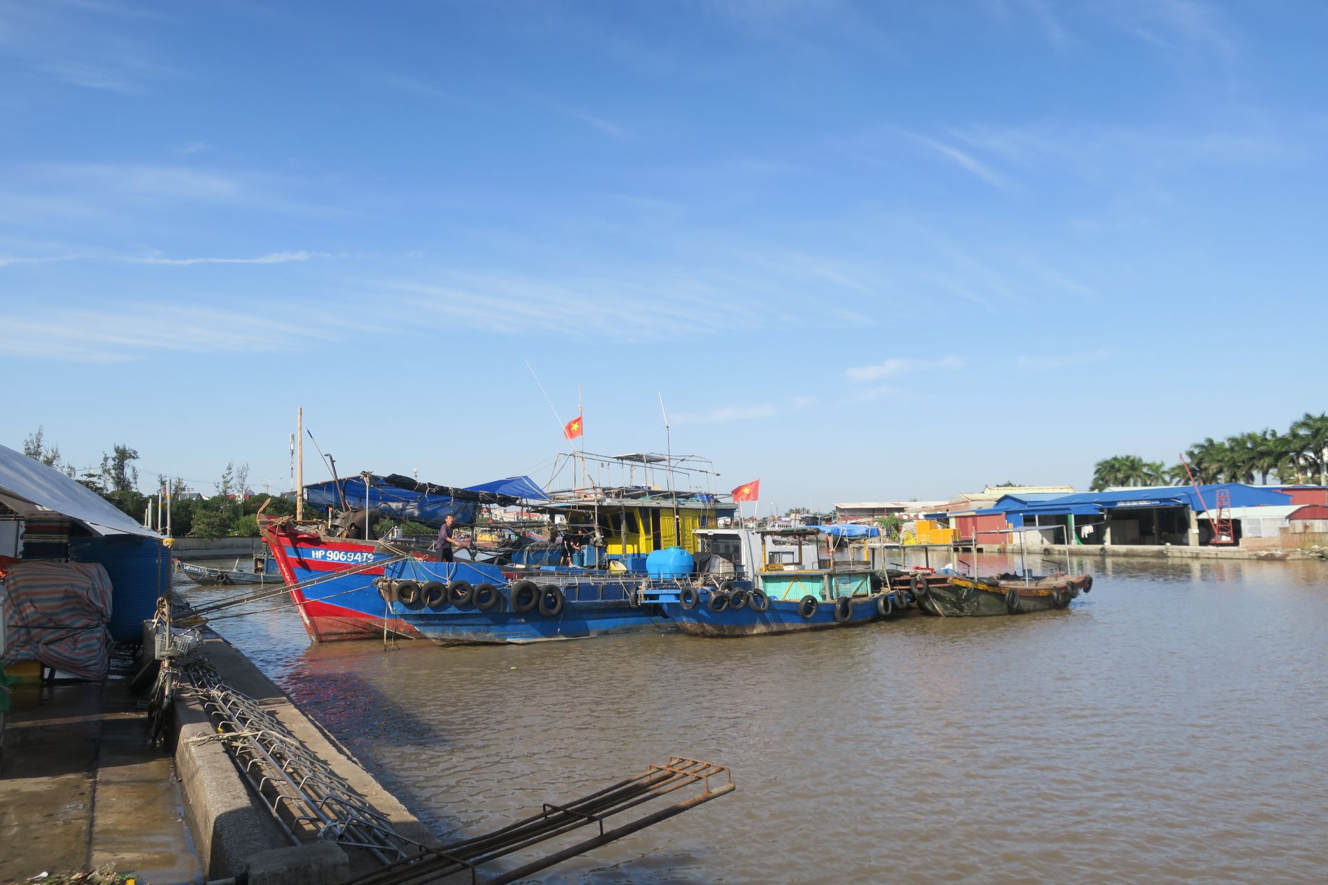 Luồng lạch ra vào cảng cá Ngọc Hải bị bồi lắng, gây khó khăn đối với các phương tiện tàu thuyền ra vào cảng