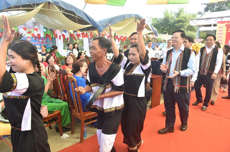 Phó Thủ tướng Mai Văn Chính dự Ngày hội Đại đoàn kết dân tộc năm 2025 tại khu dân cư liên thôn Suối Cau - Suối Sâu - Bến Khế, xã Bắc Khánh Vĩnh, tỉnh Khánh Hòa - Ảnh: VGP/Giang Thanh