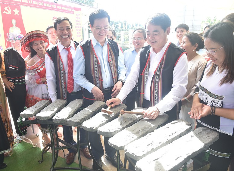 Phó Thủ tướng tham gia các hoạt động tại Ngày hội - Ảnh: VGP/Giang Thanh