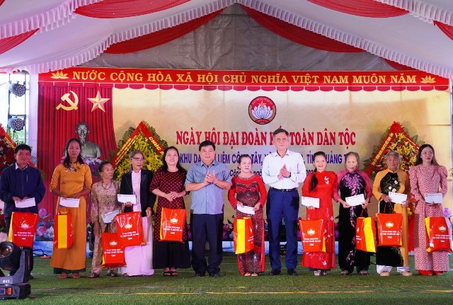 Phó Thủ tướng Chính phủ Nguyễn Chí Dũng và đồng chí Trần Thắng, Phó Bí thư Đảng ủy MTTQ, các đoàn thể Trung ương tặng quà cho các hộ nghèo, gia đình chính sách, người có hoàn cảnh khó khăn của thôn Liêm Công Tây. Phó Thủ tướng Chính phủ Nguyễn Chí Dũng và đồng chí Trần Thắng, Phó Bí thư Đảng ủy MTTQ, các đoàn thể Trung ương tặng quà cho các hộ nghèo, gia đình chính sách, người có hoàn cảnh khó khăn của thôn Liêm Công Tây.