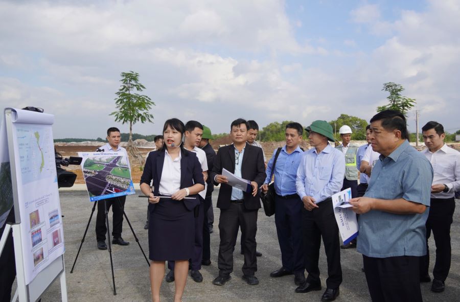 Đồng chí Phó Thủ tướng Chính phủ Nguyễn Chí Dũng và đoàn công tác kiểm tra tiến độ thi công Khu công nghiệp VSIP. Đồng chí Phó Thủ tướng Chính phủ Nguyễn Chí Dũng và đoàn công tác kiểm tra tiến độ thi công Khu công nghiệp VSIP.