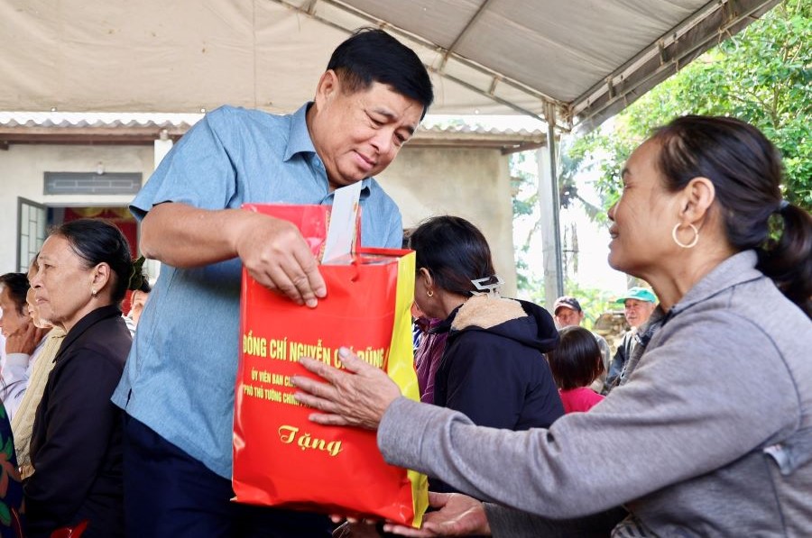 Phó Thủ tướng thăm, động viên nhân dân và gia đình có hoàn cảnh khó khăn tại thôn 9, xã Diên Sanh, tỉnh Quảng Trị. Phó Thủ tướng thăm, động viên nhân dân và gia đình có hoàn cảnh khó khăn tại thôn 9, xã Diên Sanh, tỉnh Quảng Trị.