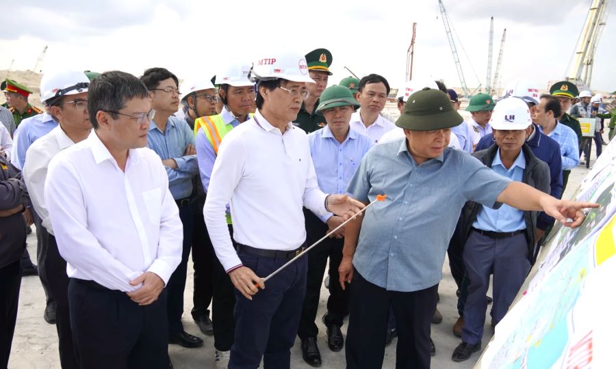 Phó Thủ tướng thị sát dự án đầu tư xây dựng Khu bến cảng Mỹ Thủy. Phó Thủ tướng thị sát dự án đầu tư xây dựng Khu bến cảng Mỹ Thủy.