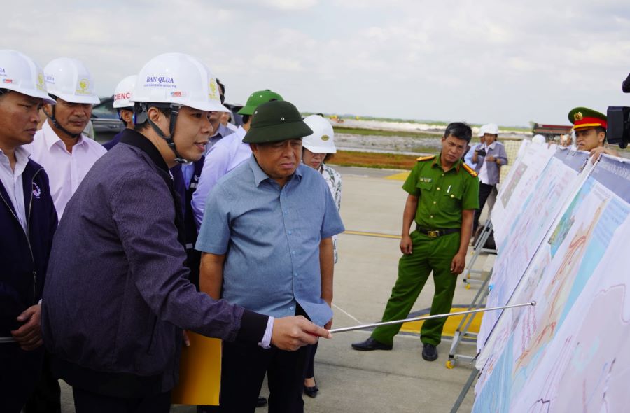 Phó Thủ tướng kiểm tra tiến độ Dự án Cảng Hàng không Quảng Trị. Phó Thủ tướng kiểm tra tiến độ Dự án Cảng Hàng không Quảng Trị.
