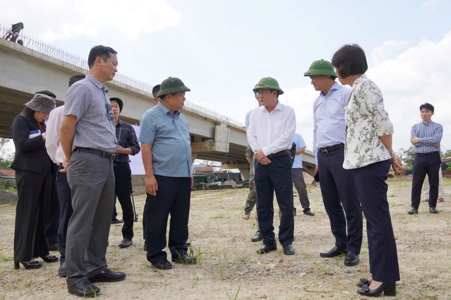 Phó Thủ tướng Chính phủ Nguyễn Chí Dũng kiểm tra tiến độ thi công Dự án Đường ven biển kết nối hành lang kinh tế Đông-Tây. Phó Thủ tướng Chính phủ Nguyễn Chí Dũng kiểm tra tiến độ thi công Dự án Đường ven biển kết nối hành lang kinh tế Đông-Tây.
