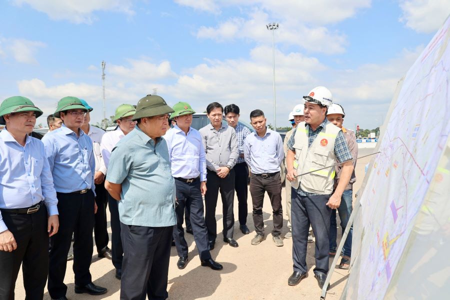 Phó Thủ tướng kiểm tra tình hình triển khai Dự án thành phần đoạn Vạn Ninh - Cam Lộ thuộc Dự án công trình đường bộ cao tốc Bắc - Nam phía Đông giai đoạn 2021-2015. Phó Thủ tướng kiểm tra tình hình triển khai Dự án thành phần đoạn Vạn Ninh - Cam Lộ thuộc Dự án công trình đường bộ cao tốc Bắc - Nam phía Đông giai đoạn 2021-2015.