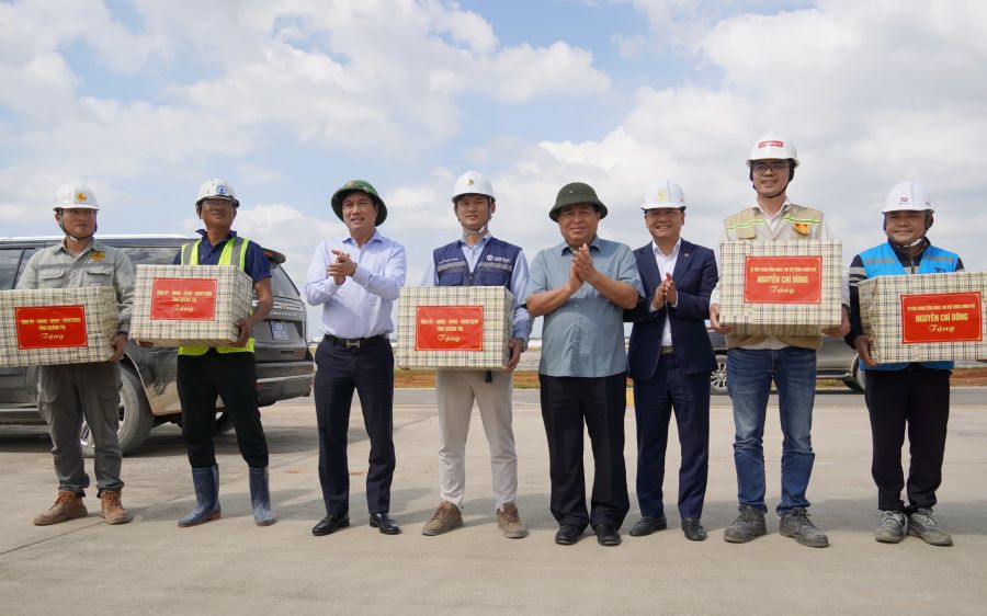 Phó Thủ tướng tặng quà động viên đội ngũ ngũ cán bộ, kỹ sư, công nhân đang làm việc tại các dự án. Phó Thủ tướng tặng quà động viên đội ngũ ngũ cán bộ, kỹ sư, công nhân đang làm việc tại các dự án.