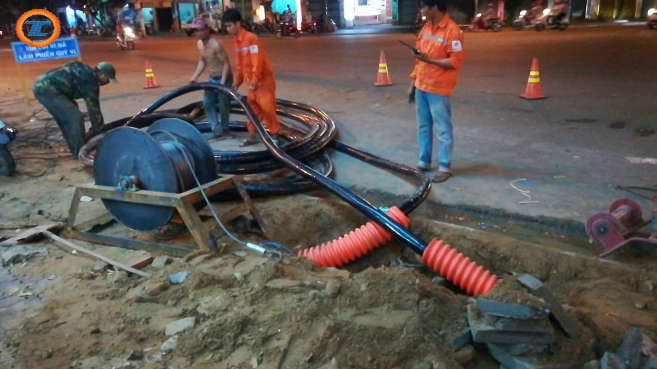 Công nhân kỹ thuật xử lý bó dây cũ, thay thế hộp kỹ thuật mới trong quá trình chỉnh trang hạ tầng.