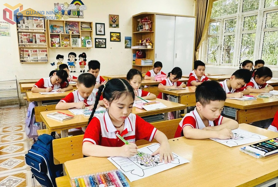 Tiết học vẽ của các em học sinh Trường Tiểu học Trần Hưng Đạo