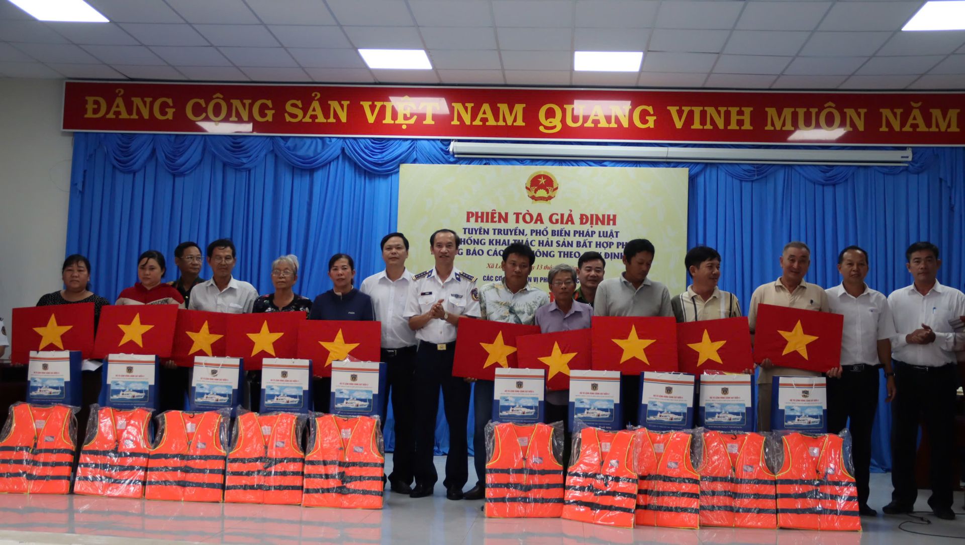 Tặng quà cho gia đình ngư dân tại xã Long Hải