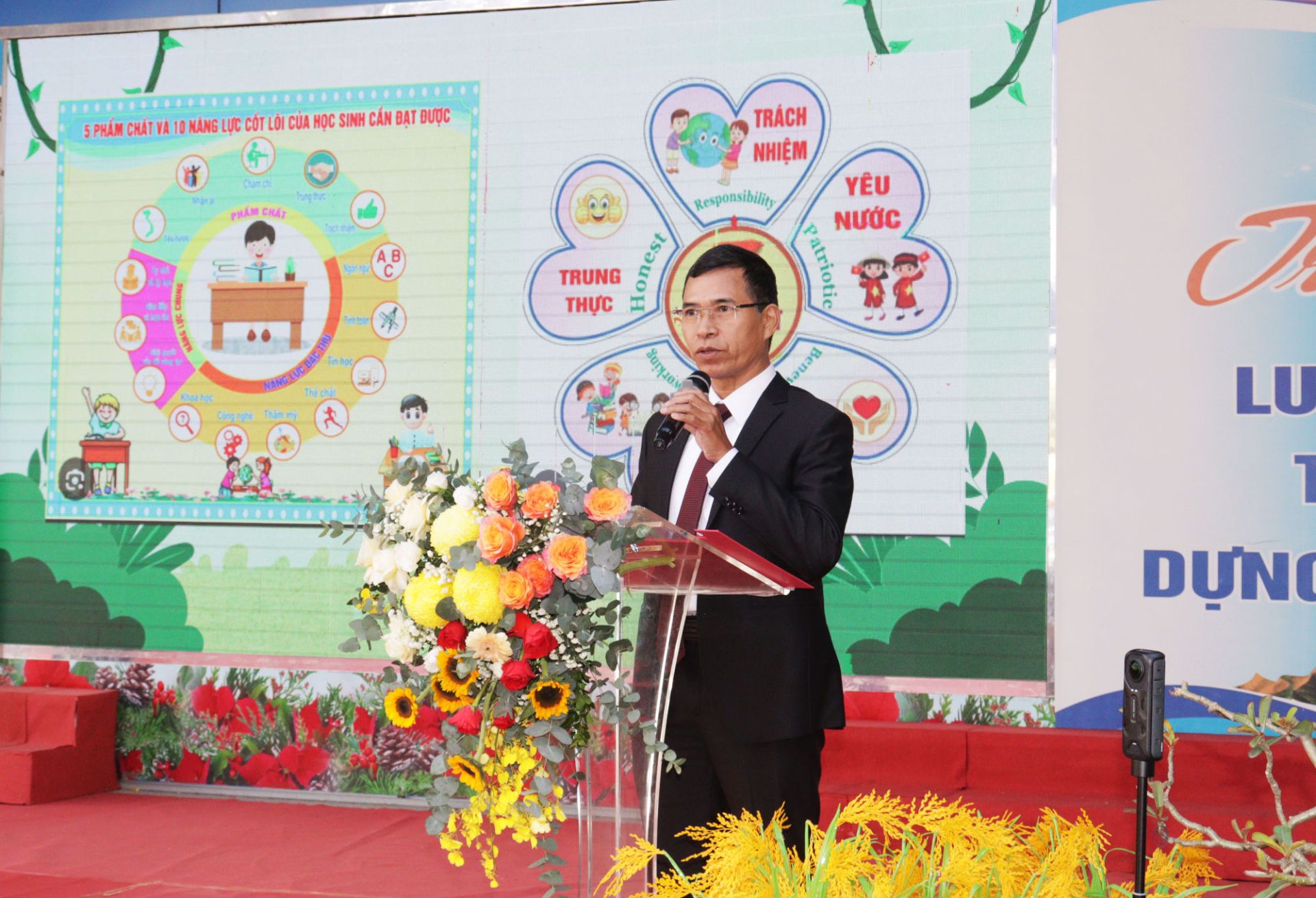 Thầy giáo Phạm Đắc Nghị, Phó Hiệu trưởng Trường THCS Lê Chân phát biểu tại Chuyên đề. Thầy giáo Phạm Đắc Nghị, Phó Hiệu trưởng Trường THCS Lê Chân phát biểu tại Chuyên đề.