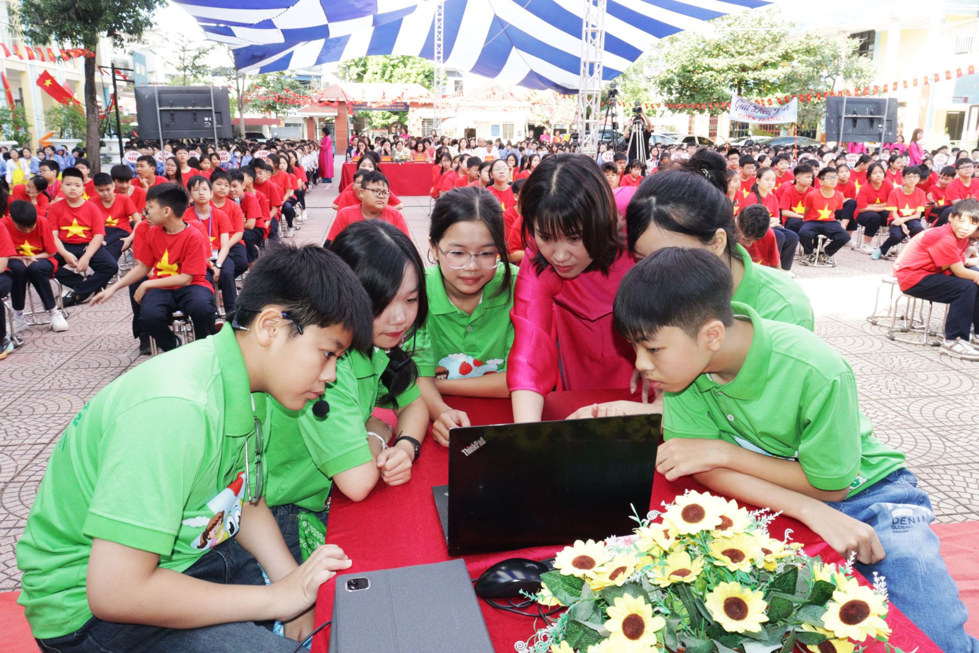 Các em học sinh tham gia phần thi Hiểu biết. Các em học sinh tham gia phần thi Hiểu biết.