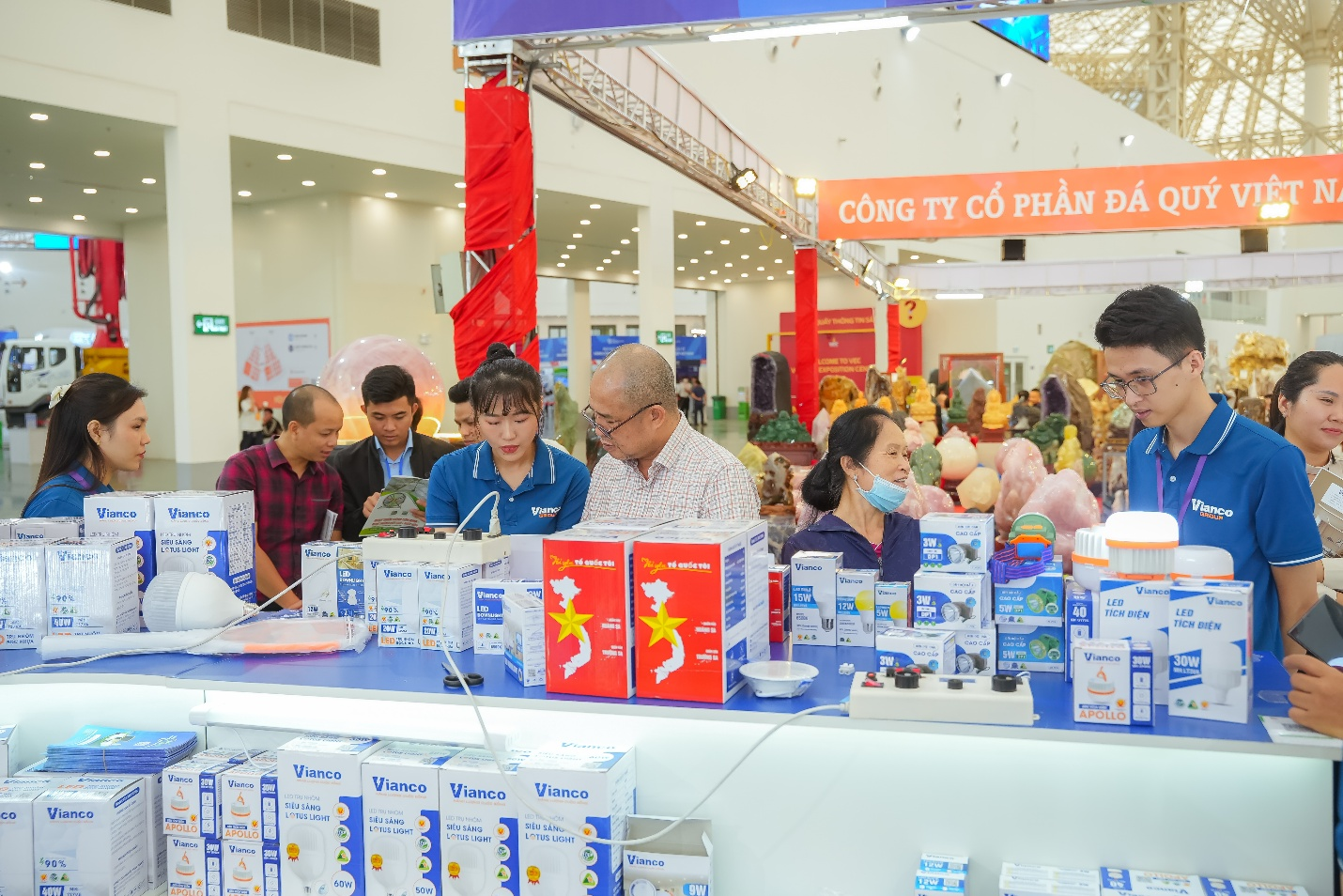 Kh&aacute;ch h&agrave;ng tham quan v&agrave; trải nghiệm sản phẩm đ&egrave;n LED tại gian h&agrave;ng của Vianco Group