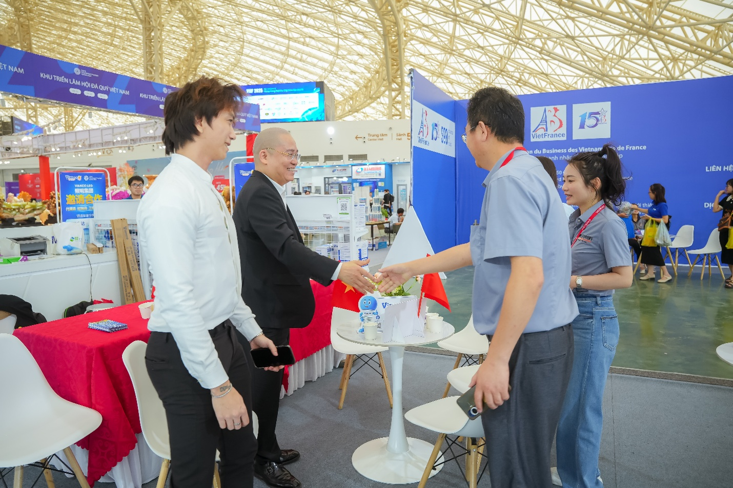 Ban l&atilde;nh đạo của Vianco Group trao đổi v&agrave; l&agrave;m việc với đối t&aacute;c tại gian h&agrave;ng