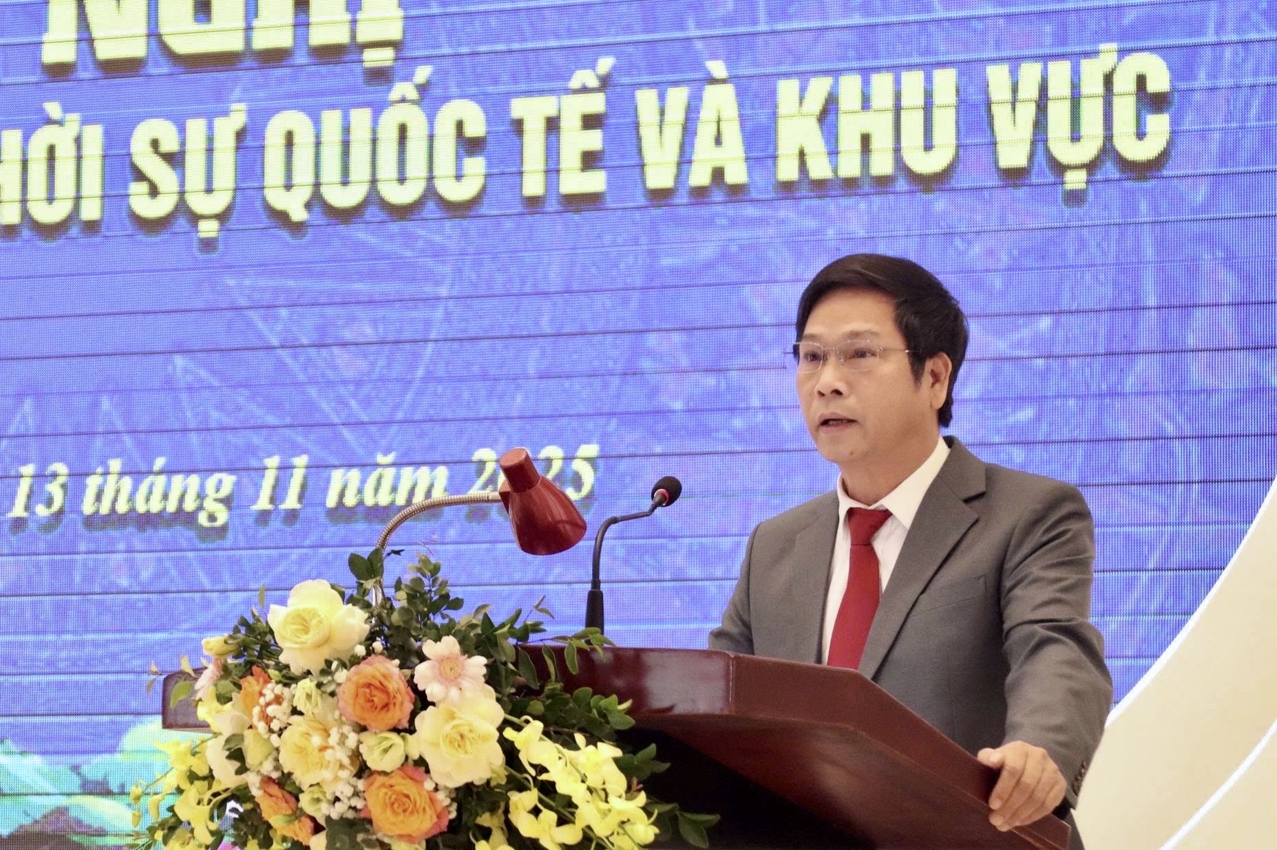 Chủ tịch Li&ecirc;n hiệp c&aacute;c tổ chức hữu nghị th&agrave;nh phố Nguyễn Văn Thụ ph&aacute;t biểu khai mạc Hội nghị.