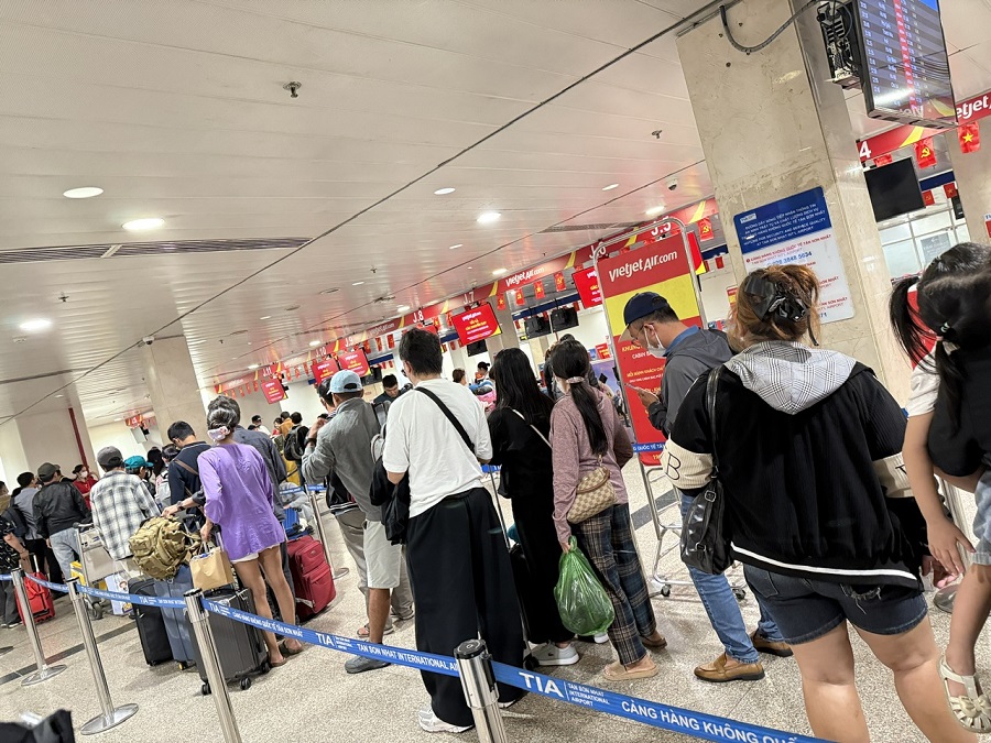 Tết xa: Nỗi lo vé về quê đắt hơn quà Tết