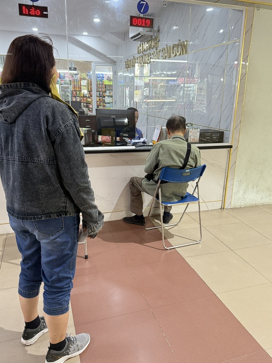 Người dân tới trực tiếp ga tàu mua vé Người dân tới trực tiếp ga tàu mua vé