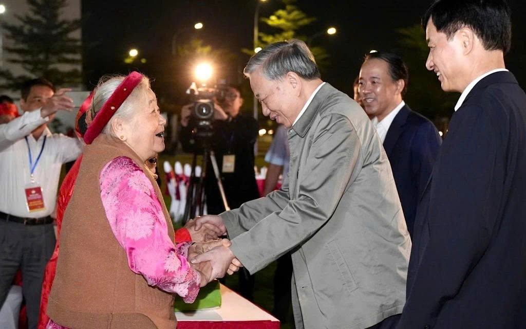 Tổng Bí thư Tô Lâm và Nhân dân phường Thượng Cát - Ảnh: Tuổi trẻ Thủ đô