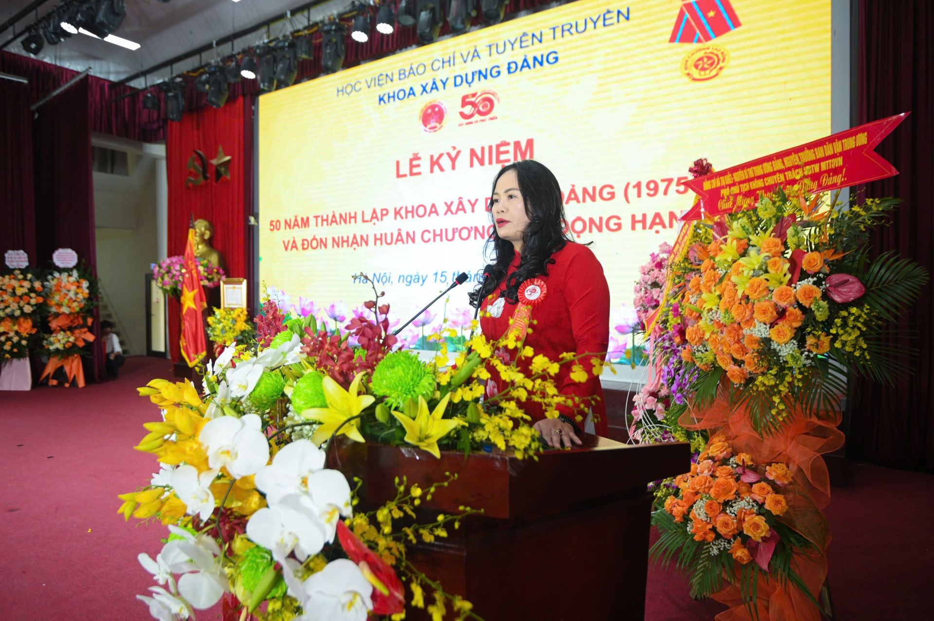 PGS, TS Trần Thị Hương, Ủy viên Ban Chấp hành Đảng bộ Học viện Báo chí và Tuyên truyền, Bí thư Chi bộ, Trưởng khoa Xây dựng Đảng trình bày Diễn văn kỷ niệm 50 năm thành lập Khoa PGS, TS Trần Thị Hương, Ủy viên Ban Chấp hành Đảng bộ Học viện Báo chí và Tuyên truyền, Bí thư Chi bộ, Trưởng khoa Xây dựng Đảng trình bày Diễn văn kỷ niệm 50 năm thành lập Khoa