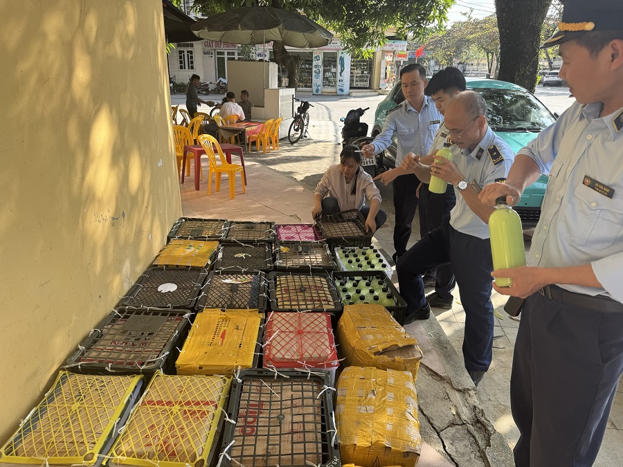 Lực lượng QLTT tỉnh Tuyên Quang kiểm đếm số chai rượu màu không rõ nguồn gốc