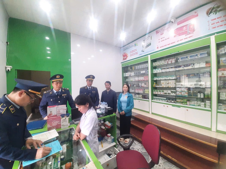 Đội QLTT số 13 đã phối hợp với chính quyền địa phương tổ chức tuyên truyền và ký cam kết với hộ kinh doanh trên địa bàn quản lý