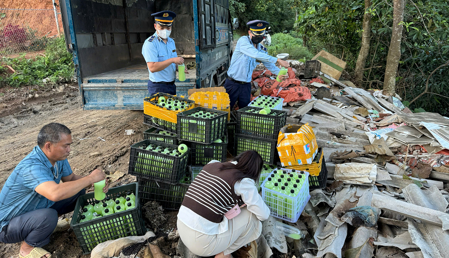 Tuyên Quang: Tiêu hủy 440 chai rượu màu không rõ nguồn gốc xuất xứ